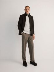 Kurtka z wełną - brązowy. Brązowe kurtki męskie Reserved, l, bez wzorów, z dzianiny, bez ramiączek, bez kaptura. W wyprzedaży za 79.99 zł.