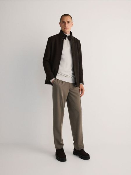 Kurtka z wełną - brązowy. Brązowe kurtki męskie Reserved, l, bez wzorów, z dzianiny, bez ramiączek, bez kaptura. W wyprzedaży za 79.99 zł.