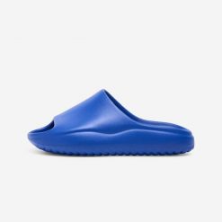 Klapki Unisex Slide. Niebieskie klapki i japonki męskie Decathlon, bez wzorów. W wyprzedaży za 79.99 zł.