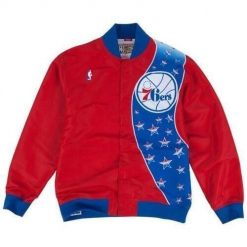 Kurtka NBA Philadelphia 76ers authentic. Czerwone kurtki męskie Mitchell & Ness, bez wzorów, sportowe, bez ramiączek, bez kaptura. W wyprzedaży za 504.00 zł.