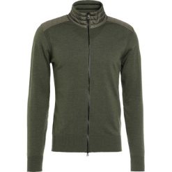 Belstaff KELBY Kardigan dark pine melange. Zielone kardigany męskie marki Belstaff, z materiału. W wyprzedaży za 881.40 zł.