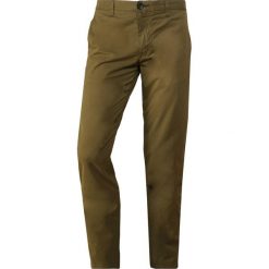 PS by Paul Smith Spodnie materiałowe olive. Zielone spodnie na co dzień męskie PS by Paul Smith, z bawełny. Za 689.00 zł.