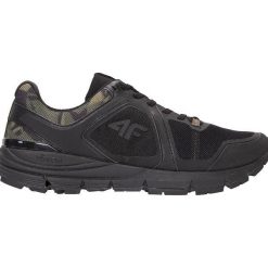 Buty do biegania męskie OBMS101 - głęboka czerń. Czarne buty do biegania męskie 4f, na lato, z nadrukiem. Za 349.99 zł.