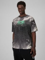 4F T-shirt loose z nadrukiem męski - czarny M. Czarne t-shirty męskie 4f, m, bez wzorów, z materiału, bez kołnierzyka, bez ramiączek. W wyprzedaży za 69.99 zł.