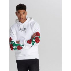 Bluza z kapturem w róże - Biały. Białe bluzy nierozpinane męskie Cropp, l, bez wzorów, bez ramiączek, z kapturem. Za 129.99 zł.