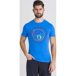 T-SHIRT G-STAMP GUESS. Niebieskie t-shirty męskie Guess, l, z aplikacjami, z bawełny, bez kołnierzyka, bez ramiączek. Za 118.30 zł.