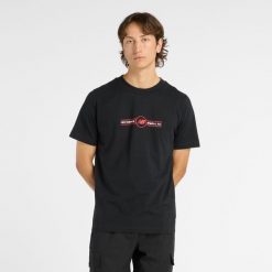 Koszulka męska New Balance MT6148SVBK – czarna. Czarne t-shirty sportowe męskie New Balance, m, z aplikacjami, z dresówki, klasyczne, bez ramiączek. Za 109.99 zł.