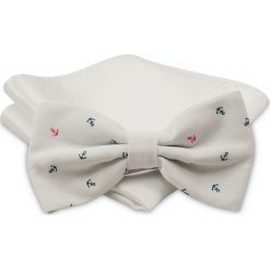 Modna Mucha Męska - Alties - Biała we Wzór Marynistyczny (Kotwice). Białe krawaty i muchy męskie Alties, bez wzorów, eleganckie. Za 40.00 zł.