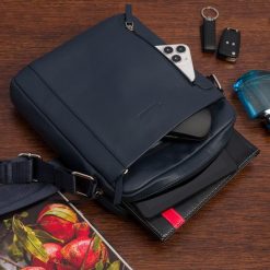 Torba męska skórzana na ramię zgrabna elegancka Beltimore granatowa N37. Torby męskie na ramię bez wzorów, eleganckie, na ramię. Za 149.99 zł.