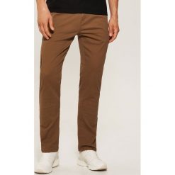 Spodnie chino - Beżowy. Brązowe eleganckie spodnie męskie House. Za 89.99 zł.