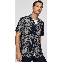 Mango Man - Koszula John3. Szare koszule męskie Mango Man, z tkaniny, z klasycznym kołnierzykiem, z krótkim rękawem. W wyprzedaży za 69.90 zł.