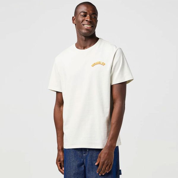 MESKA KOSZULKA WRANGLER GRAPHIC TEE VINTAGE WHITE 112362797. Białe t-shirty męskie Wrangler, xl, bez wzorów, bez kołnierzyka, bez ramiączek. Za 79.99 zł.
