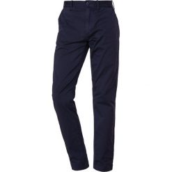 J.CREW Chinosy navy. Niebieskie eleganckie spodnie męskie J.CREW, z bawełny. Za 349.00 zł.