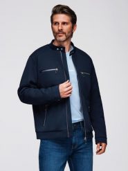 Męska kurtka typu biker ze stójką i kieszeniami – granatowa V1 - Rozmiar: L. Niebieskie kurtki męskie Ombre Clothing, l, bez wzorów, z materiału, bez ramiączek, bez kaptura. Za 309.99 zł.