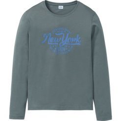 Shirt z długim rękawem i nadrukiem bonprix zielony. Koszulki męskie z długim rękawem marki bonprix. Za 21.99 zł.