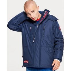 Przejściowa kurtka z kapturem - Granatowy. Kurtki męskie marki Cropp. W wyprzedaży za 149.99 zł.