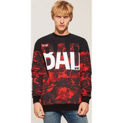 Bluza z napisem Bad - Czerwony. Bluzy nierozpinane męskie marki House. W wyprzedaży za 49.99 zł.