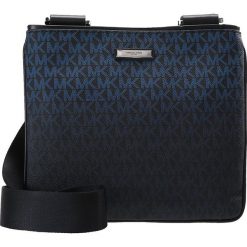 Michael Kors JET SET MENSSM FLAT CROSSBODY Torba na ramię atlantic blue. Torby męskie na ramię Michael Kors. W wyprzedaży za 587.30 zł.