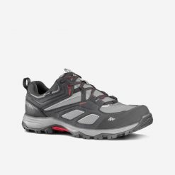 Buty turystyczne męskie Quechua MH100 wodoodporne. Czerwone buty trekkingowe męskie QUECHUA, bez wzorów, z kauczuku, sportowe, bez obcasa, bez zapięcia. Za 229.99 zł.