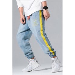 Męskie jeansy BASIL BLUE. Niebieskie jeansy męskie Męskie jeansy BASIL BLUE, bez wzorów, z jeansu. W wyprzedaży za 119.00 zł.