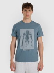 4F T-shirt regular z nadrukiem męski - granatowy L. Niebieskie t-shirty męskie 4f, l, bez wzorów, z bawełny, bez kołnierzyka, bez ramiączek. W wyprzedaży za 59.99 zł.