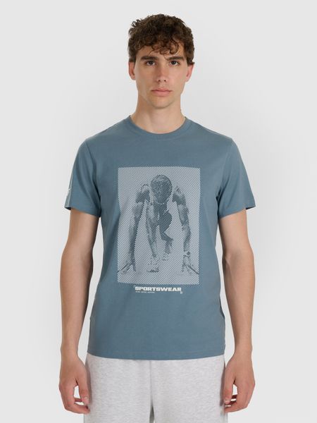 4F T-shirt regular z nadrukiem męski - granatowy L. Niebieskie t-shirty męskie 4f, l, bez wzorów, z bawełny, bez kołnierzyka, bez ramiączek. W wyprzedaży za 39.99 zł.