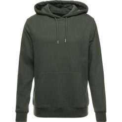 Samsøe & Samsøe POISON HOODIE Bluza z kapturem climbing ivy. Zielone bluzy nierozpinane męskie Samsøe & Samsøe, z bawełny. Za 499.00 zł.