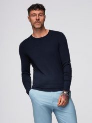 Klasyczny męski sweter z wiskozą BASIC z okrągłym dekoltem – granatowy V9 - Rozmiar: XL. Niebieskie swetry męskie Ombre Clothing, bez wzorów, z dzianiny, biznesowe, bez kołnierzyka, bez ramiączek. W wyprzedaży za 89.99 zł.