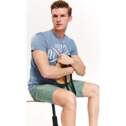 T-SHIRT Z NADRUKIEM. T-shirty męskie marki TOP SECRET. W wyprzedaży za 29.99 zł.