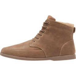 Clae HAMILTON Botki sznurowane light brown. Brązowe buty zimowe męskie Clae, z materiału. W wyprzedaży za 377.40 zł.