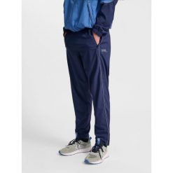 Spodnie dresowe tkane Hummel Pulse. Niebieskie spodnie dresowe męskie HUMMEL, bez wzorów, z dresówki. Za 236.50 zł.