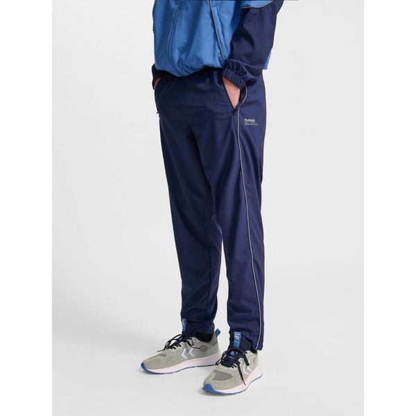 Spodnie dresowe tkane Hummel Pulse. Niebieskie spodnie dresowe męskie HUMMEL, bez wzorów, z dresówki. Za 239.50 zł.