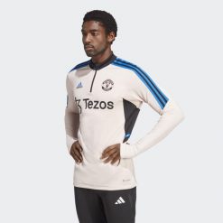 Kurtka z dresu Manchester United Condivo 2022/23. Czerwone kurtki męskie ADIDAS, s, bez wzorów, z dresówki, sportowe, bez ramiączek, bez kaptura. W wyprzedaży za 289.85 zł.