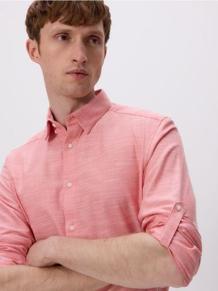 Bawełniana koszula regular fit - koralowy. Pomarańczowe koszule męskie Reserved, l, bez wzorów, z bawełny, bez kołnierzyka, bez ramiączek. W wyprzedaży za 49.99 zł.