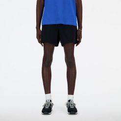 Spodenki męskie New Balance MS41511BK – czarne. Czarne szorty sportowe męskie New Balance, bez wzorów, z bawełny, klasyczne. Za 279.99 zł.