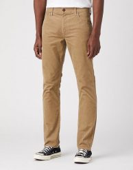 WRANGLER GREENSBORO MĘSKIE SPODNIE SZTRUKSOWE SZTRUKSY SZTRUKS LEAD GREY W15QLMM24. Szare spodnie na co dzień męskie Wrangler, bez wzorów, z materiału. Za 229.99 zł.
