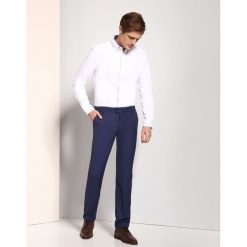 SPODNIE DŁUGIE MĘSKIE REGULARNE, CHINOSY. Eleganckie spodnie męskie marki TOP SECRET. W wyprzedaży za 49.99 zł.