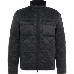 Barbour International™ STEVE Kurtka przejściowa black. Czarne kurtki męskie Barbour International™, z materiału. W wyprzedaży za 431.55 zł.