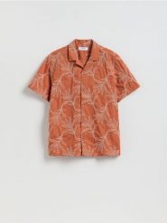 Koszula regular z haftem - bursztynowy. Pomarańczowe koszule męskie Reserved, l, bez wzorów, z bawełny, bez kołnierzyka, bez ramiączek. Za 139.99 zł.