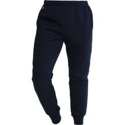 Lacoste Sport Spodnie treningowe navy blue. Niebieskie długie spodnie sportowe męskie Lacoste Sport, z bawełny, długie. Za 369.00 zł.