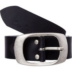 Skórzany pasek w kolorze czarnym. Czarne paski męskie Cross Jeans, bez wzorów, z materiału. W wyprzedaży za 71.95 zł.