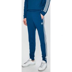 Adidas Originals - Spodnie. Spodnie na co dzień męskie marki Adidas Originals. W wyprzedaży za 219.90 zł.