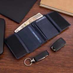 Portfel skórzany męski mały pionowy z flagą granatowy RFiD Beltimore D53. Niebieskie portfele męskie bez wzorów. Za 44.91 zł.