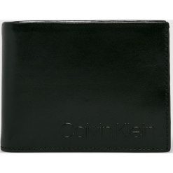 Calvin Klein - Portfel skórzany. Czarne portfele męskie Calvin Klein, bez wzorów, z materiału. W wyprzedaży za 239.90 zł.