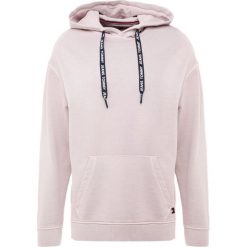 Tommy Jeans CONTEMPORARY HOODIE Bluza z kapturem violet ice. Bluzy nierozpinane męskie Tommy Jeans. W wyprzedaży za 359.20 zł.
