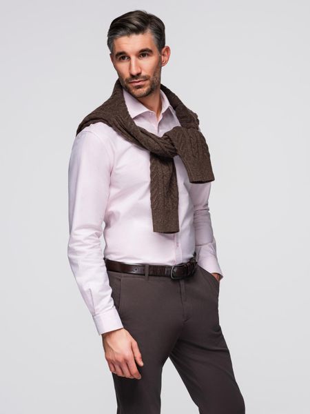 Bawełniana pastelowa męska koszula typu oxford – jasnoróżowa V1 - Rozmiar: M. Czerwone koszule męskie Ombre Clothing, m, z aplikacjami, z bawełny, bez kołnierzyka, bez ramiączek. W wyprzedaży za 116.99 zł.