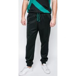Adidas Originals - Spodnie. Długie spodnie sportowe męskie marki Adidas Originals. W wyprzedaży za 179.90 zł.
