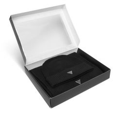 Zestaw Szalik i Czapka Guess. Czarne czapki męskie Guess, na zimę, z aplikacjami. Za 399.99 zł.