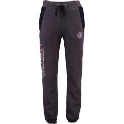 Spodnie dresowe "Mirana" w kolorze antracytowym. Szare spodnie dresowe męskie marki Geographical Norway, z aplikacjami, z dresówki. W wyprzedaży za 117.95 zł.