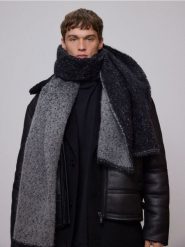 Melanżowy szalik - ciemnoszary. Szare szaliki męskie Reserved, bez wzorów. W wyprzedaży za 39.99 zł.